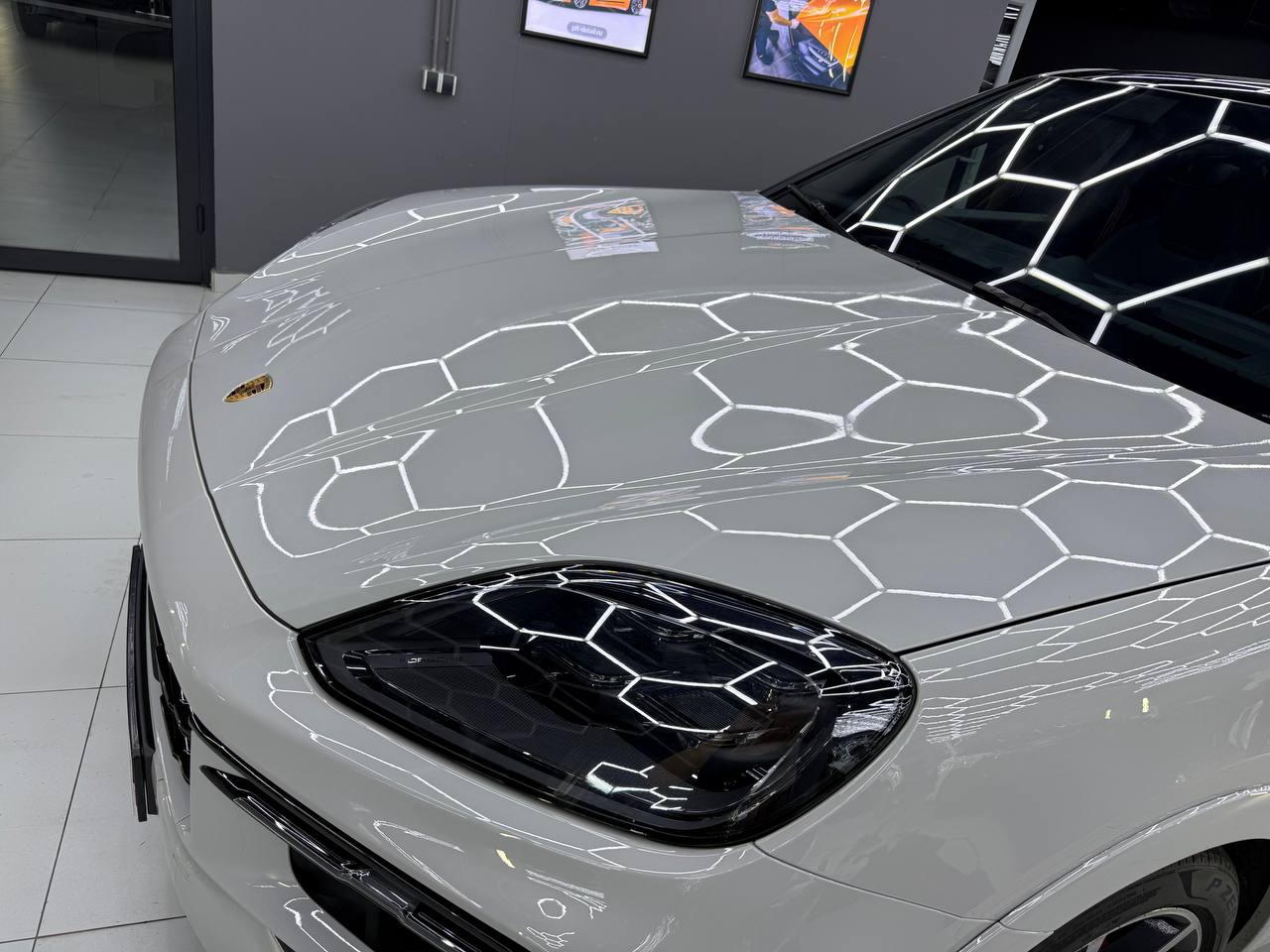 Оклейка Porsche Cayenne GTS в полиуретановую пленку 230 мкм: максимальная защита для максимального автомобиля